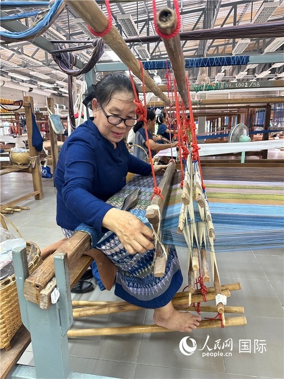 傳統(tǒng)手工織布。人民網(wǎng)記者 簡承淵攝