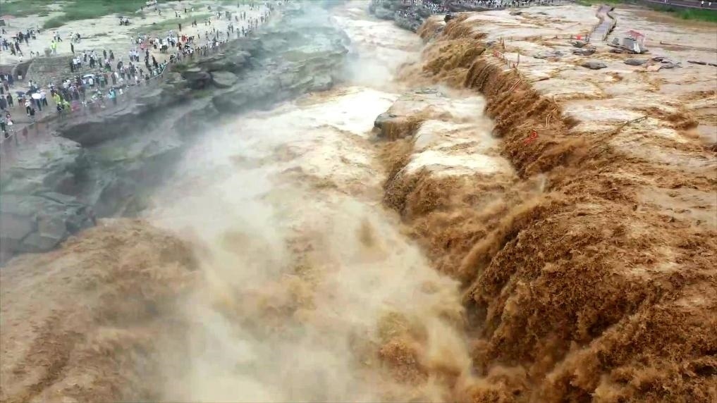 黃河壺口瀑布水量大增，出現(xiàn)壯美黃色瀑布群景觀。新華社發(fā) 呂桂明 攝