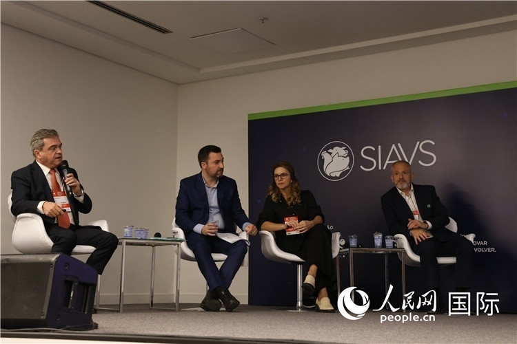 巴西動物蛋白協(xié)會高層管理人員在展覽會舉辦前接受外國記者采訪。 人民網(wǎng)記者 時元皓攝