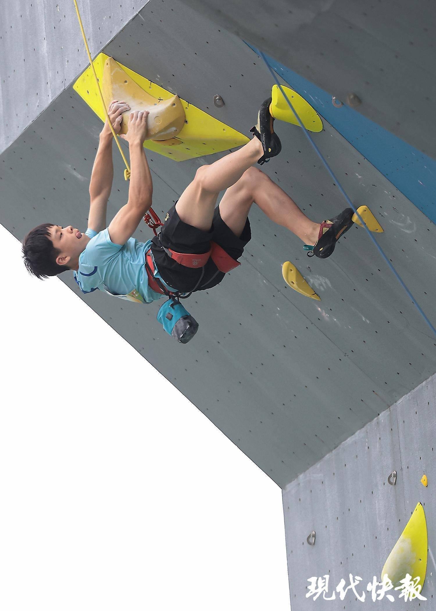 趙一程在江蘇省運(yùn)會攀巖比賽上“飛檐走壁”