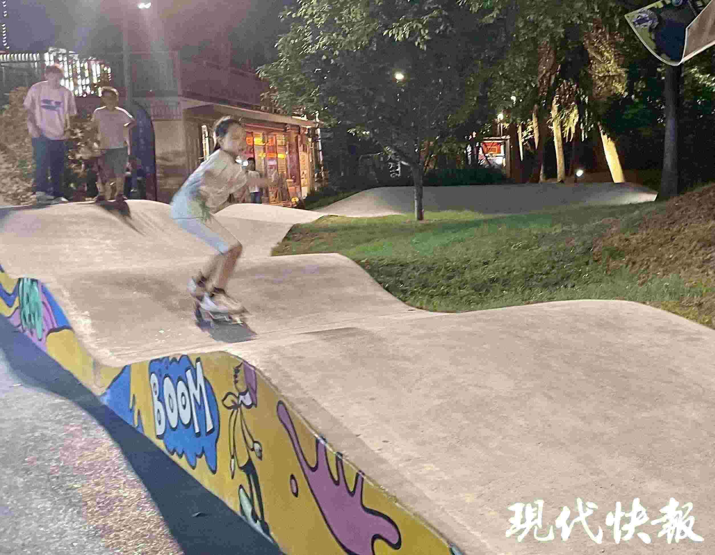 南京西城·夜未央的滑板場地上，一群青少年正在玩滑板