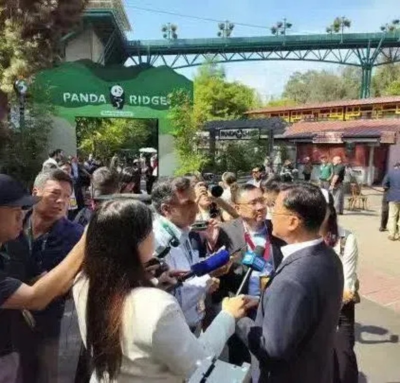 謝鋒大使現(xiàn)場接受記者采訪。中國駐美大使館供圖