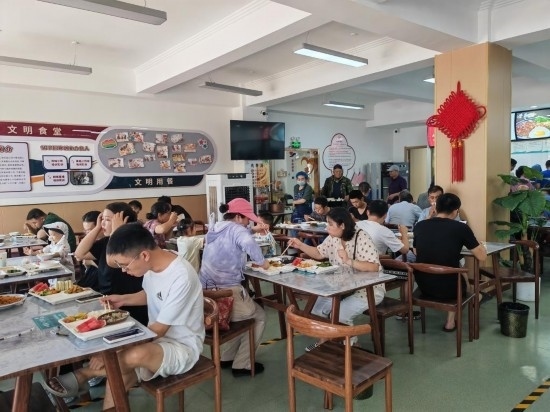 清水灣社區(qū)食堂坐滿了前來(lái)就餐的居民。新華社記者 鄒欣媛 攝