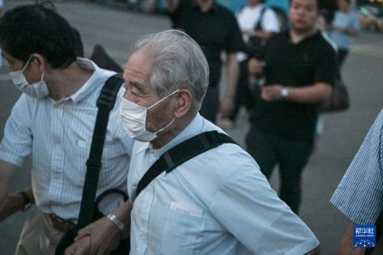 8月12日晚，侵華日軍第七三一部隊（簡稱“731部隊”）“少年隊”原隊員清水英男，乘機抵達哈爾濱。新華社記者 王松 攝