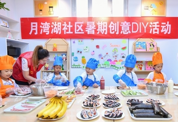 漯河市月灣湖社區(qū)青少年活動室里，志愿者教孩子們做手工。 齊國霞攝