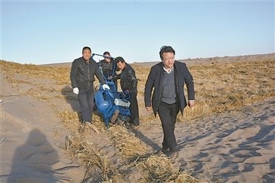 徐先英（右一）帶隊(duì)在沙漠腹地試驗(yàn)新型手扶式小沙障機(jī)。受訪者供圖