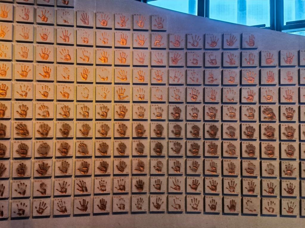 圖為侵華日軍南京大屠殺遇難同胞紀(jì)念館“三個(gè)必勝”展廳排列的648個(gè)鮮紅的手印（局部）。新華社記者 邱冰清 攝