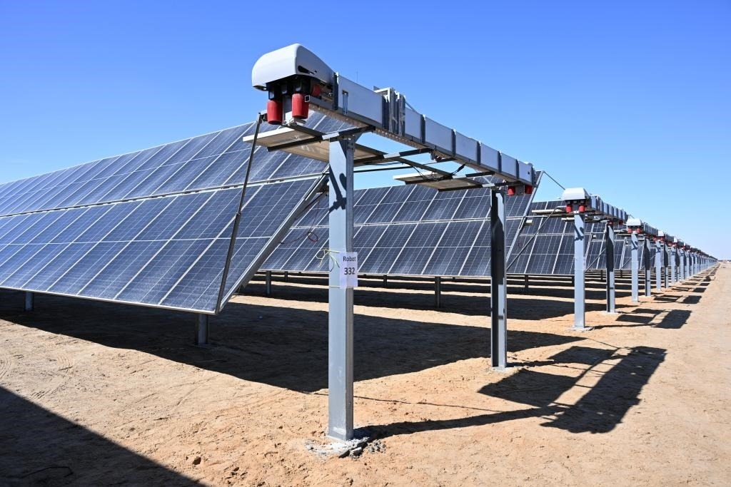 這是2023年3月18日在位于阿聯(lián)酋阿布扎比南部的艾爾達(dá)芙拉光伏電站拍攝的光伏板。新華社發(fā)（中國(guó)機(jī)械設(shè)備工程股份有限公司阿布扎比分公司供圖）