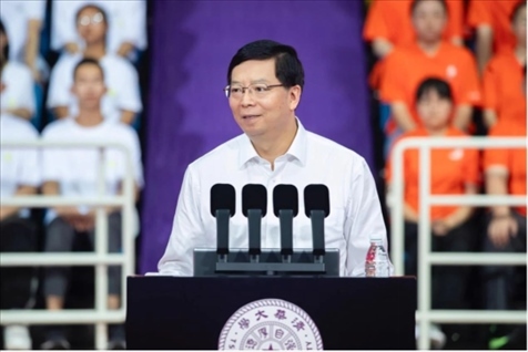 邱勇為新生講授開學第一課。學校供圖