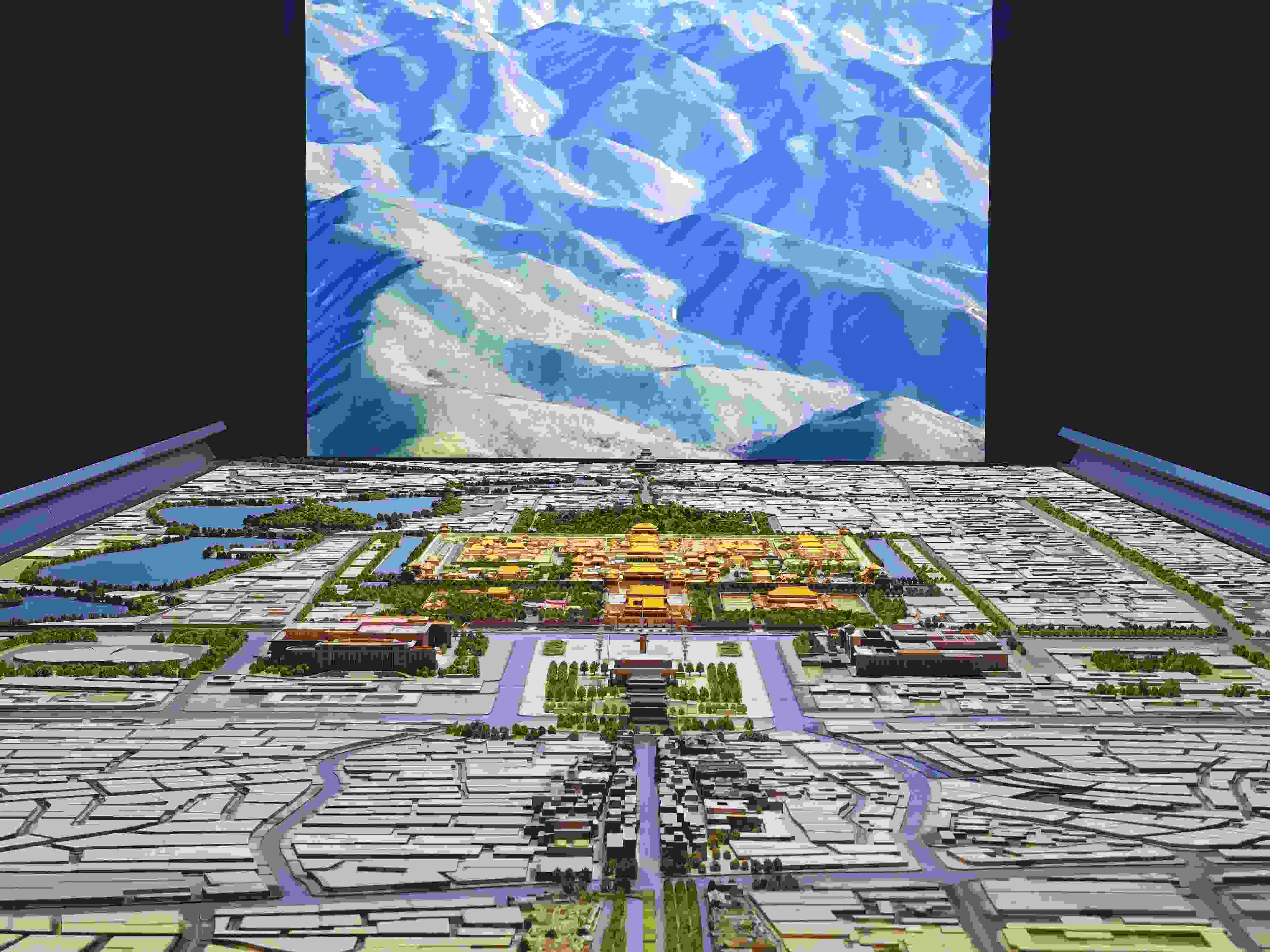 2023年3月，北京首都博物館精心制作的16米長中軸線沙盤，配以立體投影技術(shù)，展現(xiàn)了北京中軸線之壯美。