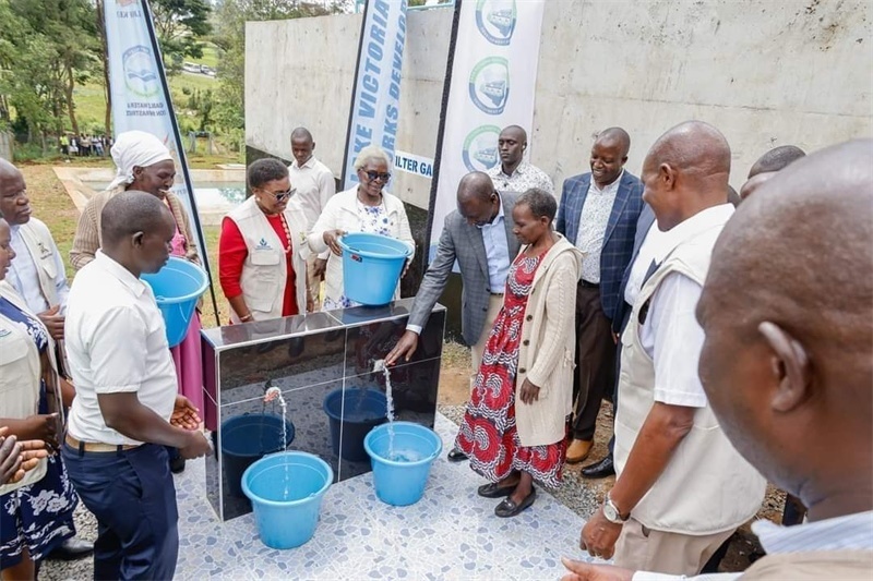 肯尼亞總統(tǒng)魯托考察南迪山供水項(xiàng)目設(shè)備運(yùn)行情況。中鐵十局供圖