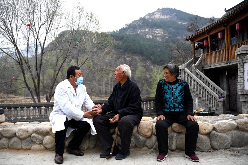 2020年4月15日，在河北阜平縣龍泉關(guān)鎮(zhèn)駱駝灣村，村醫(yī)霍建國為村民把脈。
