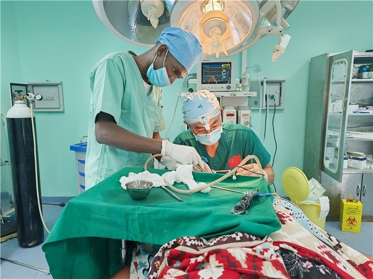 李廣醫(yī)生與當(dāng)?shù)蒯t(yī)生在做手術(shù)中。中國(guó)援桑醫(yī)療隊(duì)供圖