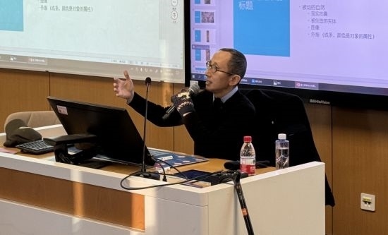 從去年秋天起，還在治療中的朱銳就堅持給本科生開課。（受訪者供圖）