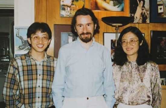 1992年，朱銳（左）赴美國杜蘭大學攻讀心靈哲學與認知科學，師從心靈哲學和認知科學家Radu Bogdan（中），右為朱銳師姐、北師大教授田平。