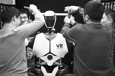 科研人員在調(diào)試機(jī)器人。新華社記者 金立旺攝