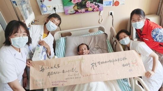 7月26日，海淀醫(yī)院安寧療護科醫(yī)護團隊為朱銳送來一條寫滿祝福的橫幅。（受訪者供圖）
