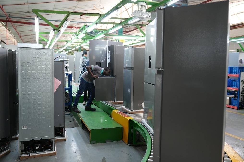 8月14日，在南非開普敦，當(dāng)?shù)貑T工在海信南非工業(yè)園的冰箱生產(chǎn)線上工作。新華社記者王雷攝