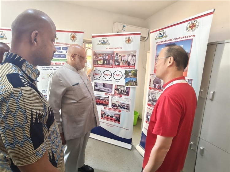 中方專(zhuān)家組組長(zhǎng)黃玉政介紹項(xiàng)目進(jìn)展。專(zhuān)家組供圖