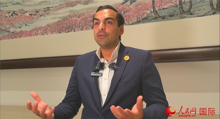 毛里求斯民議會(huì)議長(zhǎng)阿德里安·夏爾·杜瓦爾接受媒體采訪。人民網(wǎng) 鐘文興攝