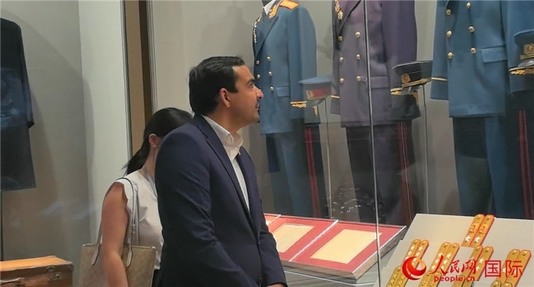 毛里求斯民議會(huì)議長(zhǎng)阿德里安·夏爾·杜瓦爾參觀中國(guó)共產(chǎn)黨歷史展覽館。人民網(wǎng) 鐘文興攝