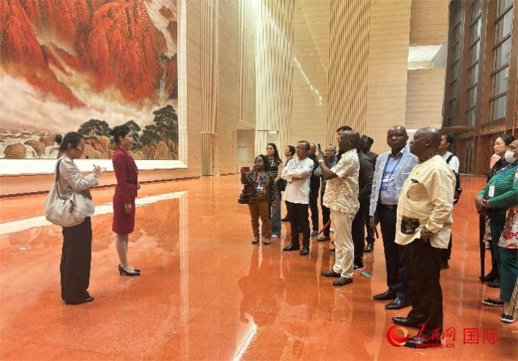 代表團(tuán)在入口處聽(tīng)取講解。人民網(wǎng) 曹欣悅攝