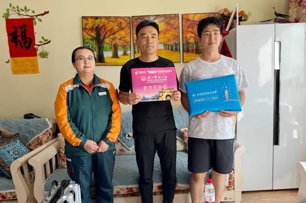 劉傲寒父子收到錄取通知書。北航供圖