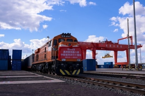 2023年9月20日，一列中歐班列行駛在內(nèi)蒙古滿洲里站貨運(yùn)車間集裝箱場(chǎng)。作為我國(guó)向北開放的“橋頭堡”、中歐班列“東通道”的重要口岸，滿洲里鐵路口岸不斷加大中歐班列通道能力建設(shè)，進(jìn)一步提升運(yùn)輸效率和品質(zhì)