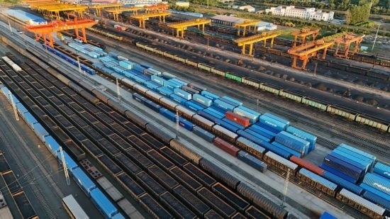 這是2024年8月14日在黑龍江綏芬河鐵路口岸集裝箱換裝場(chǎng)拍攝的集裝箱換裝作業(yè)現(xiàn)場(chǎng)（無(wú)人機(jī)照片）。今年前七個(gè)月，綏芬河鐵路口岸開行中歐班列573列，運(yùn)量達(dá)55246標(biāo)箱，同比分別增長(zhǎng)23%和18%，班列數(shù)量持續(xù)保持高位運(yùn)行。
