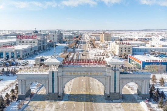 這是2024年1月31日拍攝的中國(guó)（黑龍江）自由貿(mào)易試驗(yàn)區(qū)黑河片區(qū)（無(wú)人機(jī)照片）。五年來(lái)，中國(guó)（黑龍江）自由貿(mào)易試驗(yàn)區(qū)將“試驗(yàn)田”種成“高產(chǎn)田”，以全省萬(wàn)分之三的面積，貢獻(xiàn)了全省約五分之一的實(shí)際使用外資和七分之一的外貿(mào)進(jìn)出口，在對(duì)外合作、降低物流成本、培育特色產(chǎn)業(yè)和新業(yè)態(tài)新模式等方面深入探索，成功產(chǎn)出超過(guò)300項(xiàng)制度創(chuàng)新成果。