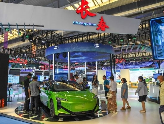 2023年8月23日，人們?cè)诘谑膶弥袊?guó)—東北亞博覽會(huì)上參觀一汽紅旗新能源車型。