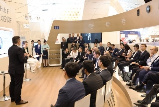 2024年6月26日，嘉賓在第十五屆夏季達(dá)沃斯論壇主會(huì)場(chǎng)——遼寧大連國(guó)際會(huì)議中心參與互動(dòng)討論。