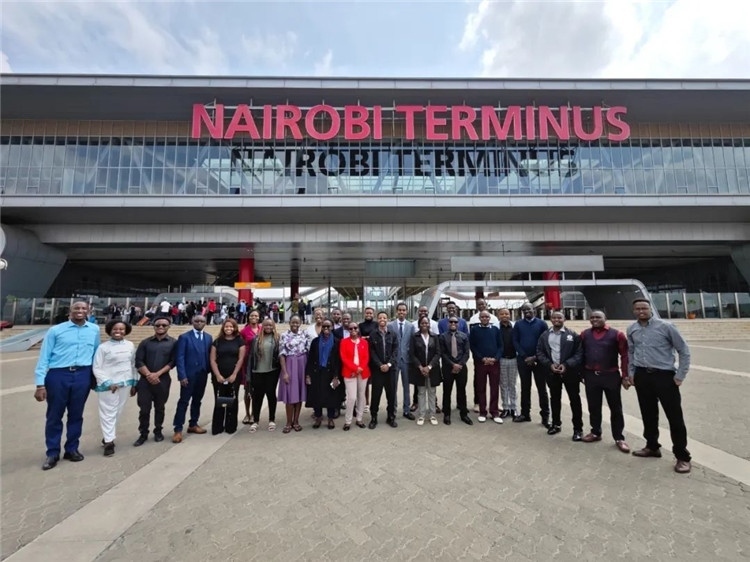 留學(xué)生們參訪中企承建的蒙內(nèi)鐵路。中國(guó)駐肯尼亞大使館供圖