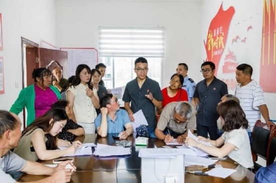 圖為2024年8月6日，重慶市奉節(jié)縣人民法院興隆人民法庭庭長費(fèi)明軍（中）在做調(diào)解工作。蹇懿 攝