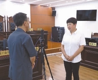 圖為全國人大代表玉明姬（右）詳細(xì)了解環(huán)境資源審判工作情況。劉思妤 攝