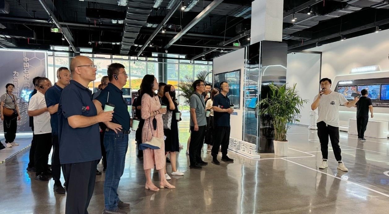 人民網“夢幻靈境”AI展演中心講解。人民網 王戰(zhàn)雄攝