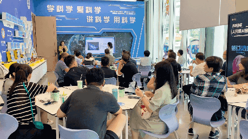 研學團成員在AI研學培訓區(qū)學習。人民網 王戰(zhàn)雄攝