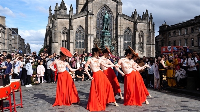 《長(zhǎng)城魂》的演員在愛(ài)丁堡皇家一英里街頭演出。主辦方供圖