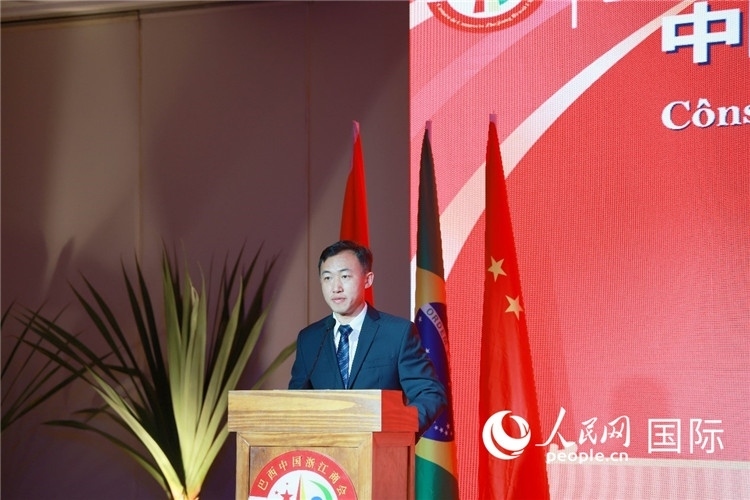 中國駐里約熱內(nèi)盧代總領(lǐng)事王海濤在典禮中致辭。人民網(wǎng)記者 陳海琪攝