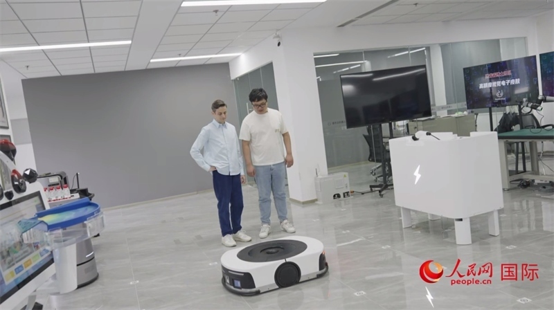 睿樂達(dá)機器人充電停車場。人民網(wǎng)記者 張榮攝