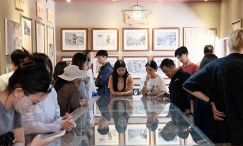 同學(xué)們觀摩文旅設(shè)計(jì)。校方供圖