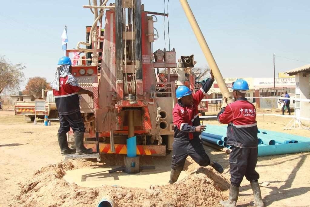 7月22日，工人在津巴布韋東馬紹納蘭省舉行的中國援津巴布韋300口水井項目開工儀式上鉆井。新華社發(fā)