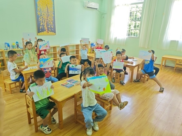 孩子們?cè)诠嫱泄馨嗌袭嫯嬚n。莫菲菲攝