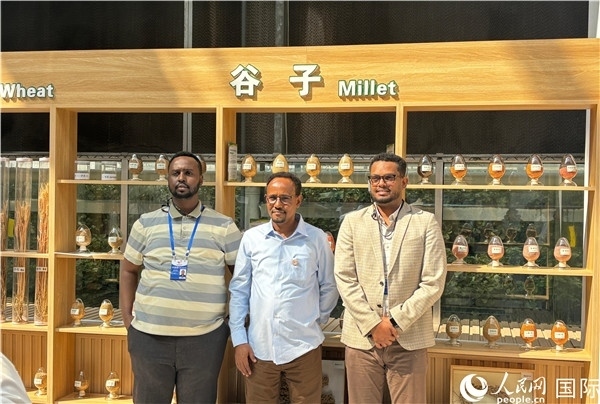 研討班成員在聽取講解后合影留念。人民網(wǎng) 曹欣悅攝