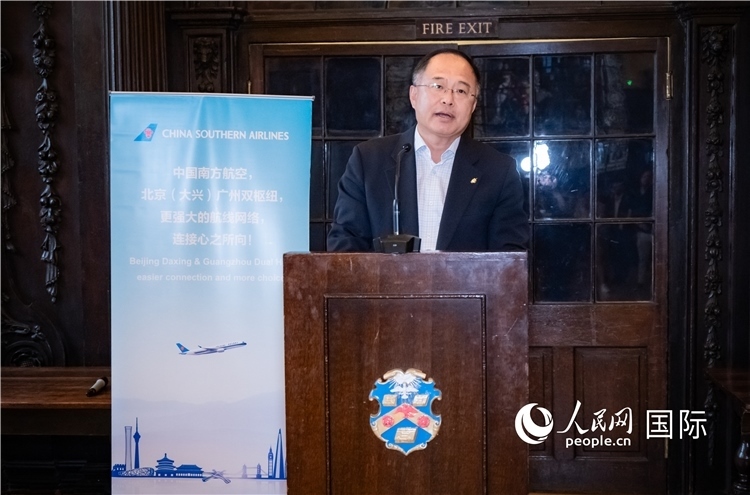 圖為中國駐倫敦旅游辦事處主任張力致辭。人民網(wǎng) 郭錦標攝