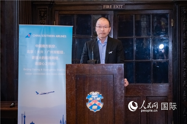圖為中國南方航空倫敦營業(yè)部總經(jīng)理陳珂致辭。人民網(wǎng) 郭錦標攝