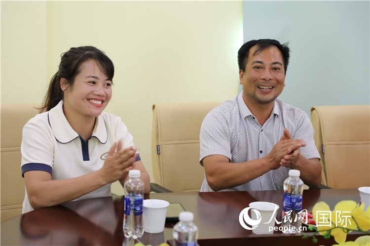 越南沙巴市黃連寄宿制民族小學(xué)老師阮氏秋姮、阮文享。人民網(wǎng)記者簡承淵攝