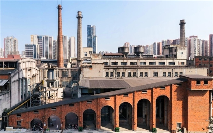 在原成都國營紅光電子管廠舊址上改建而成的東郊記憶園區(qū)南大門。大門既保留了老工業(yè)區(qū)的風貌，又融入了現(xiàn)代審美和創(chuàng)意，成為了園區(qū)一大亮點。資料圖片