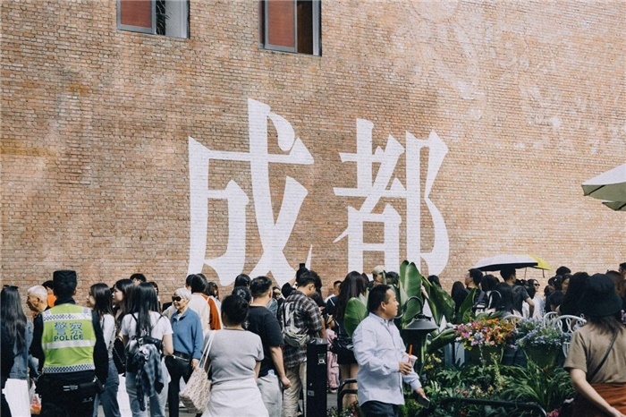 東郊記憶園區(qū)“成都墻”以巨大的“成都”字樣和獨特的藝術設計成為園區(qū)的網(wǎng)紅打卡地，吸引了眾多游客和市民前來參觀。資料圖片