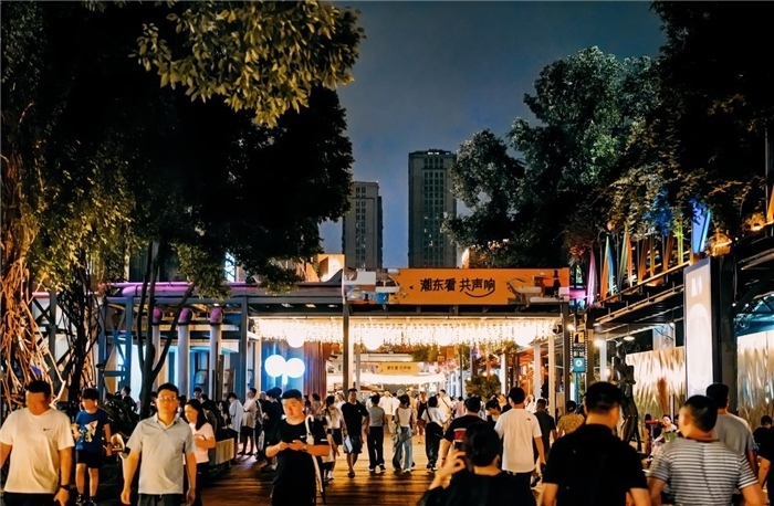 夜幕下的東郊記憶園區(qū)人流如織，熱度不減。資料圖片